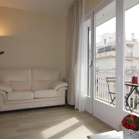 Rubi: Luminoso A 1 Minuto De La Playa * Sitges